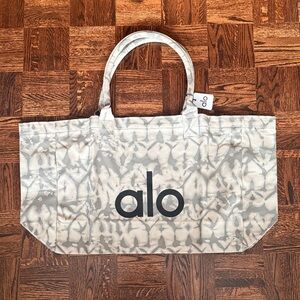 ALO Yoga Patterned Gray Tote Bag